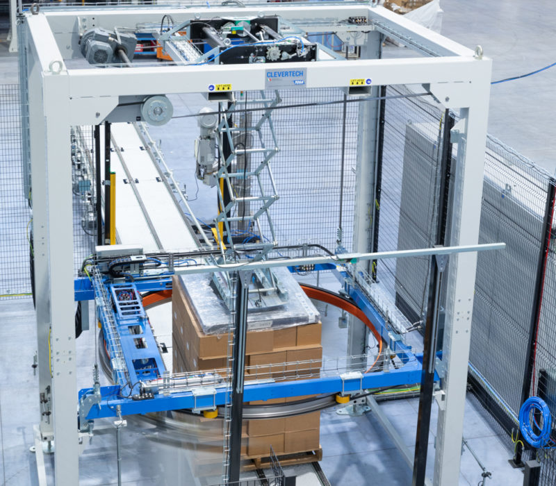 An automatic pallet wrapper envelops pallets in a film efficiently and securely, protecting palletised items from dust and impacts. No manual wrapping can ensure the level of performance and final quality that automatic wrappers provide.