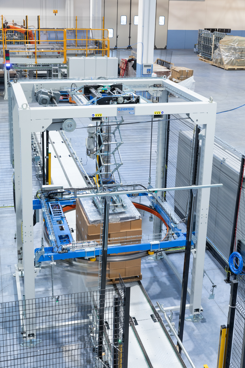 An automatic pallet wrapper envelops pallets in a film efficiently and securely, protecting palletised items from dust and impacts. No manual wrapping can ensure the level of performance and final quality that automatic wrappers provide.
